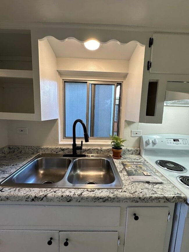 Building Photo - Charming One Bedroom in the Heart of Red Bluff! Pet Friendly!