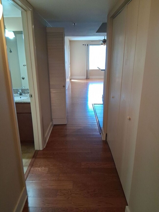 Building Photo - Lake Plaza Condominiums Unit #802: 3bed/2bath Available FALL 2026 - Move in 8/13/26! $3300/month ...