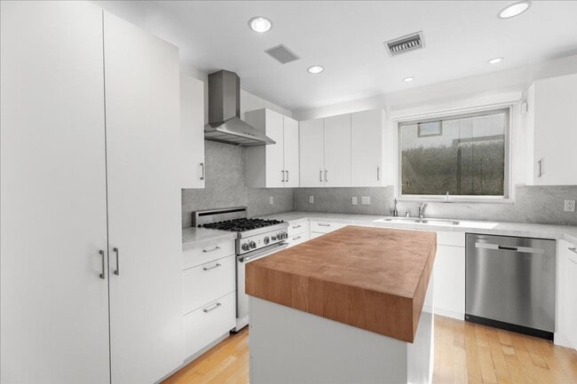 Building Photo - Modern 2BR Architectural + Rooftop in Prim...