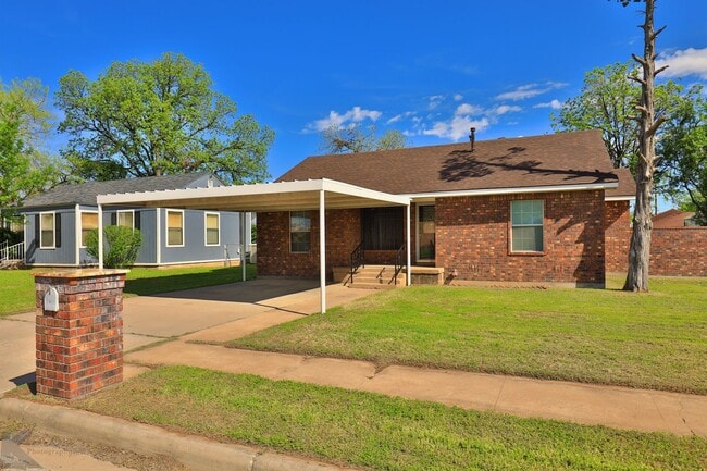 Building Photo - 3 bed 2 bath 2 car carport home in south A...