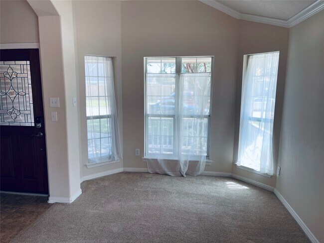 Building Photo - 10723 Lake Riata Ln