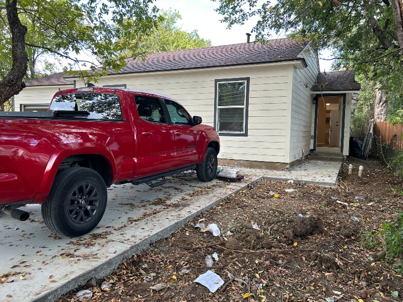 Building Photo - 5605 Hiett Ct