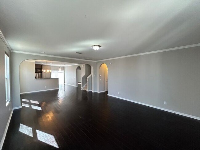 Building Photo - Spacious 5-Bedroom Home with Modern Amenit...