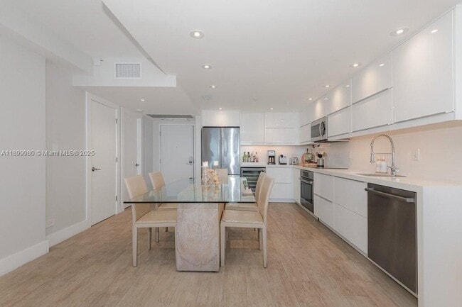 Building Photo - 2301 Collins Ave