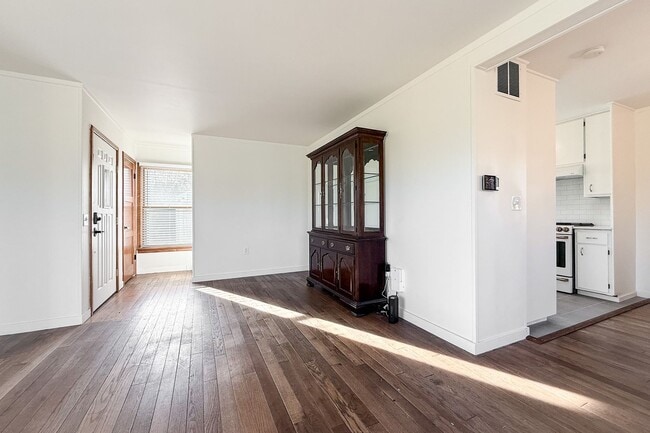 Building Photo - ** $500 OFF FIRST MONTH ** Riverfront 3-Bedroom Historical Richland Home