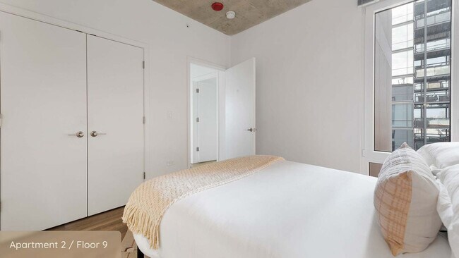 Building Photo - 853 W Blackhawk St