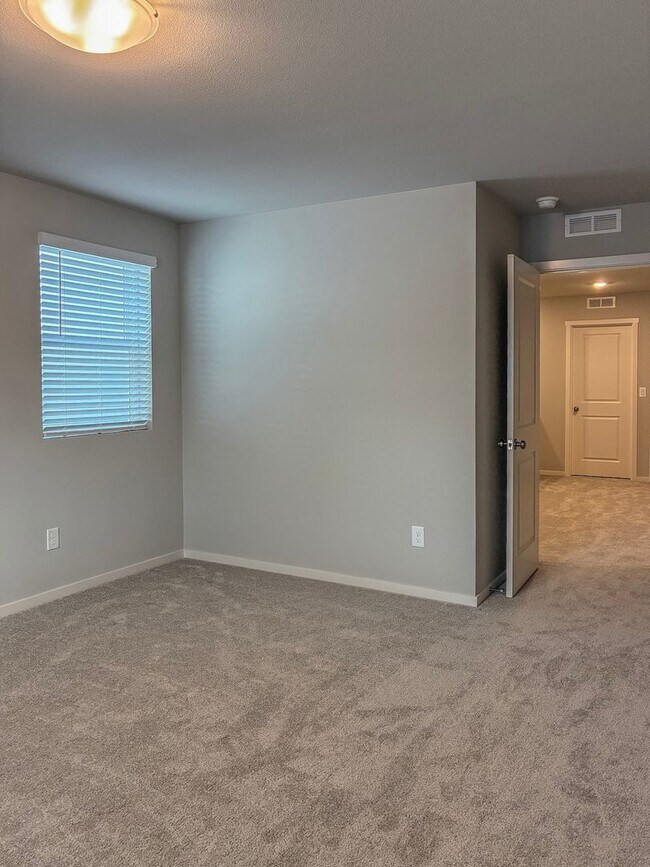 Building Photo - New Townhome 3 Bedroom Available now in Smith Creek Neighborhood