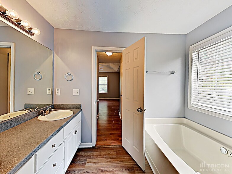 Building Photo - 309 Cattlemans Cir