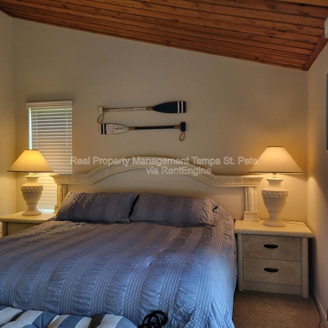 Building Photo - 12310 Capri Cir N