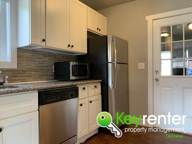Building Photo - Centrally Located 3Bed/1.5Bath Tacoma Home!