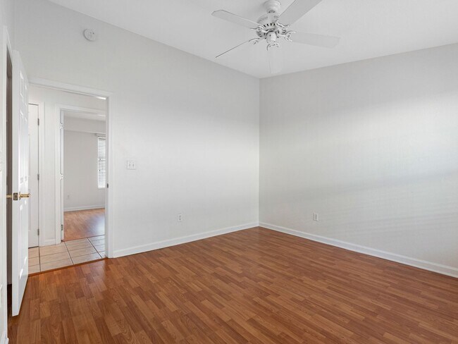 Building Photo - $500 OFF FIRST MONTHS RENT!