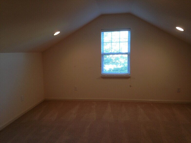 Rm 4th - 996 Applecross Dr