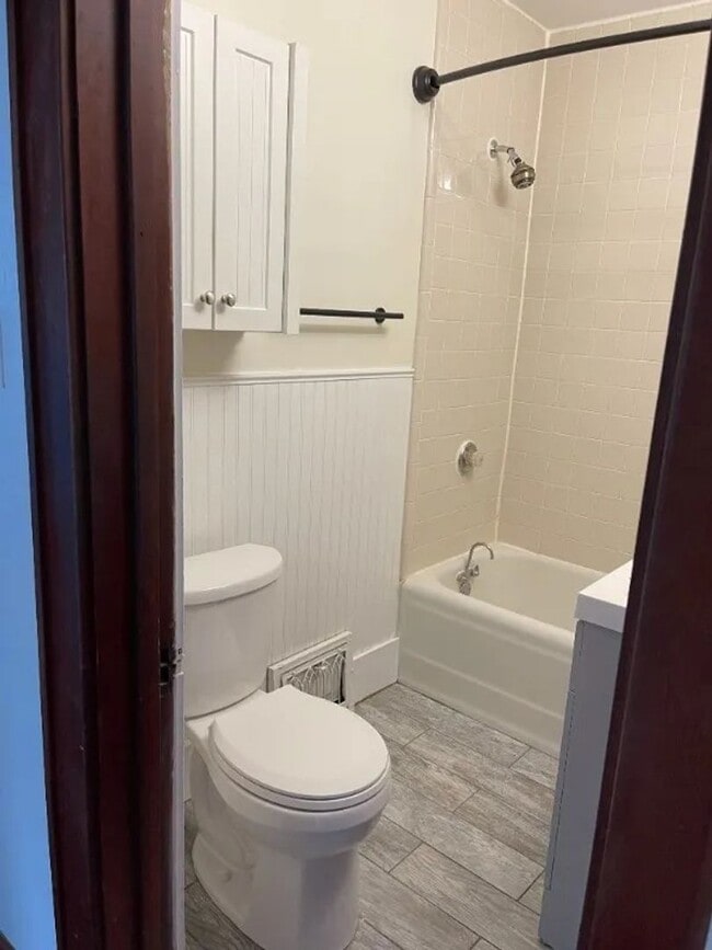 Building Photo - 610 S Loomis Ave