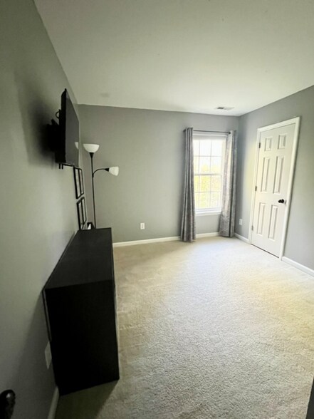 Building Photo - 916 Country Club Dr