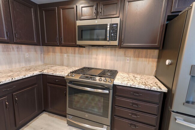 Building Photo - Beautiful 2 Bedroom With 2 Car Garage Summ...