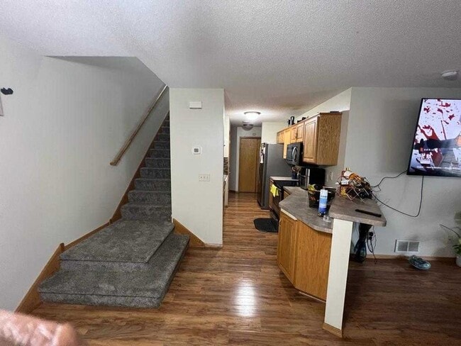 Building Photo - rare champlin 3 bed townhouse!