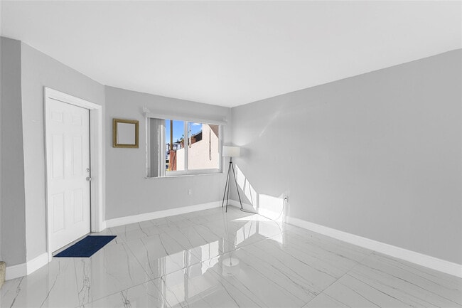 Building Photo - 5925 SW 36th Ct