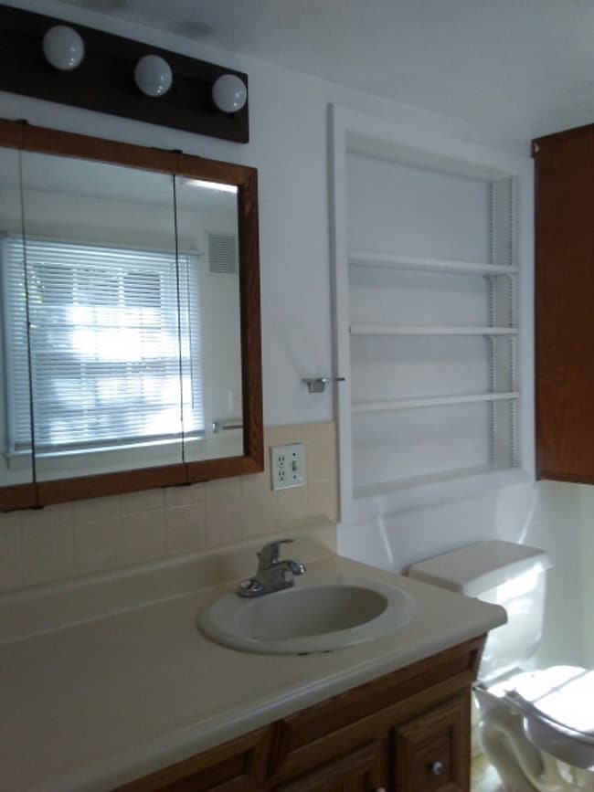 Building Photo - Bungalow Located Just Outside of Town