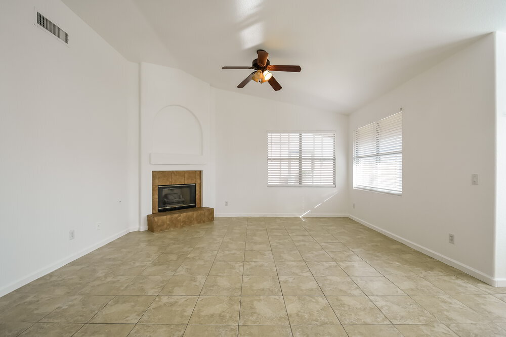 Building Photo - 9528 W Clara Ln