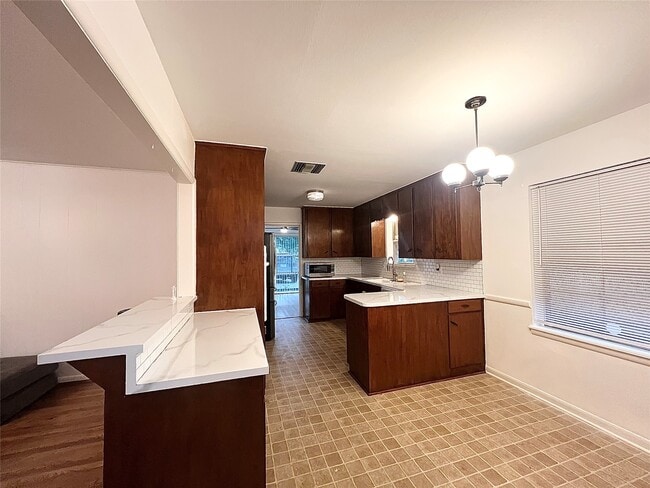 Building Photo - 5546 Beechnut St