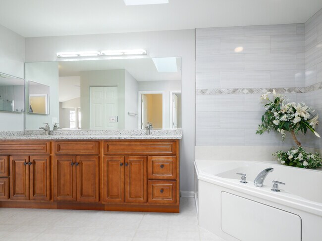 Building Photo - 33 River Oaks Cir E