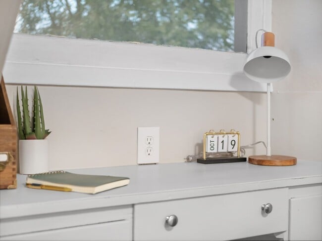 Building Photo - Boho Chic Loft (Furnished)