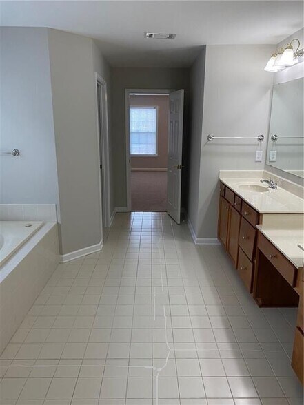 Building Photo - 7637 Forest Glen Way