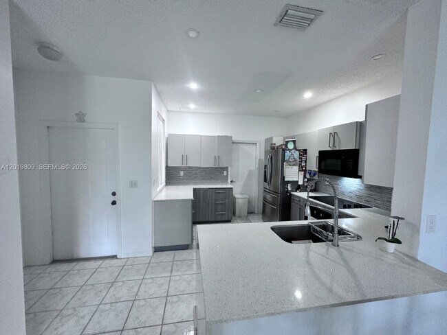 Building Photo - 2078 Madeira Dr