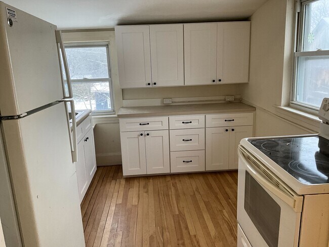 Building Photo - 29 River St