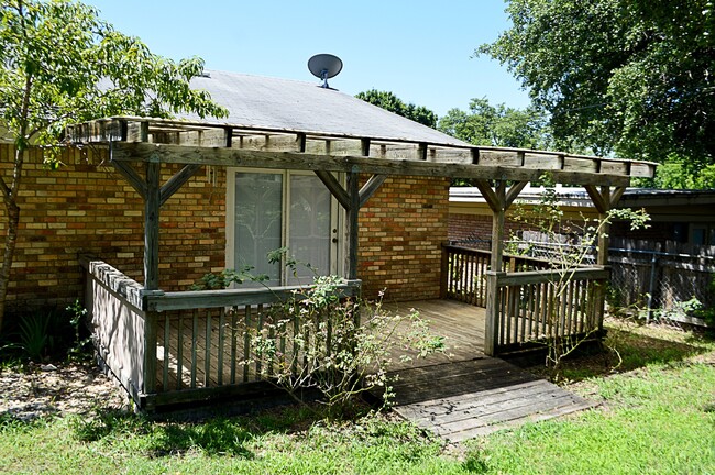 Building Photo - Charming Home In Waverly Park Addition