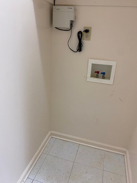 Building Photo - 120 Louise St