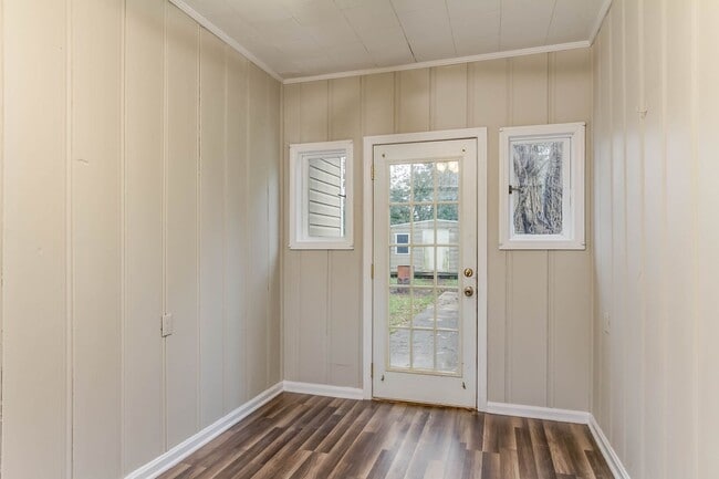 Building Photo - Three bedroom two bath
