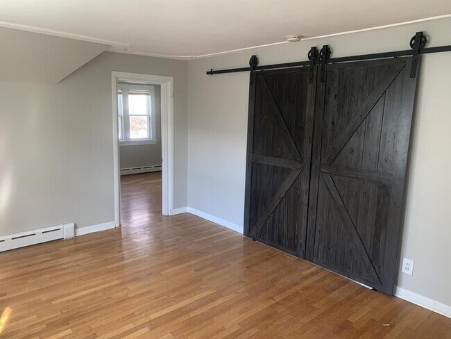Building Photo - West Side 3BR Upper