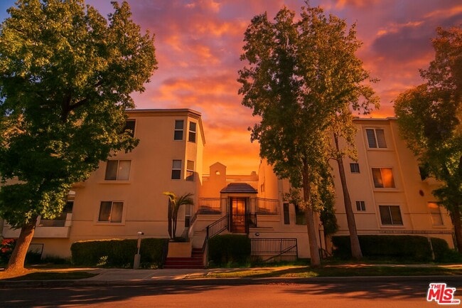 Building Photo - 5420 Sylmar Ave