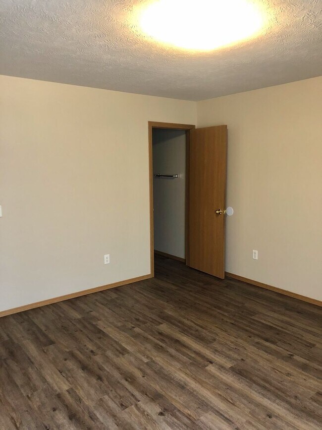 Building Photo - Updated 2 bedroom - 2 bath Duplex in Clever