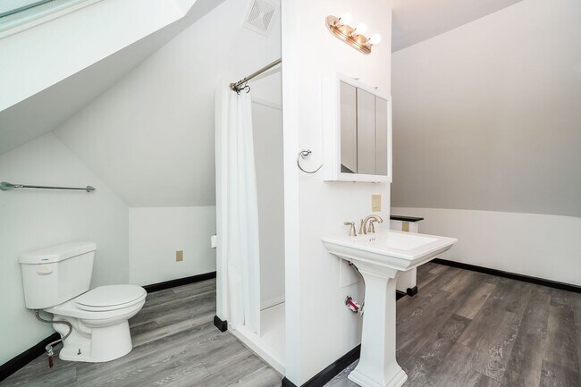 Building Photo - Newly Renovated 4 Bedroom in Central Columbus