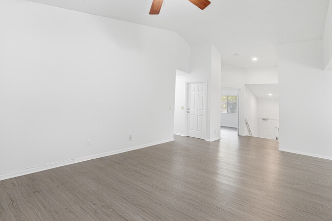 Building Photo - 5530 Coach House Cir