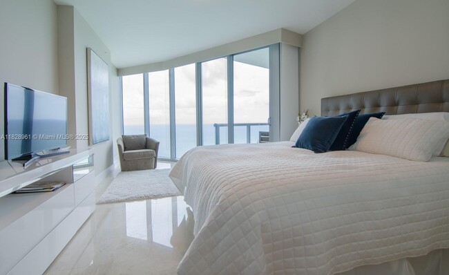 Building Photo - 17001 Collins Ave