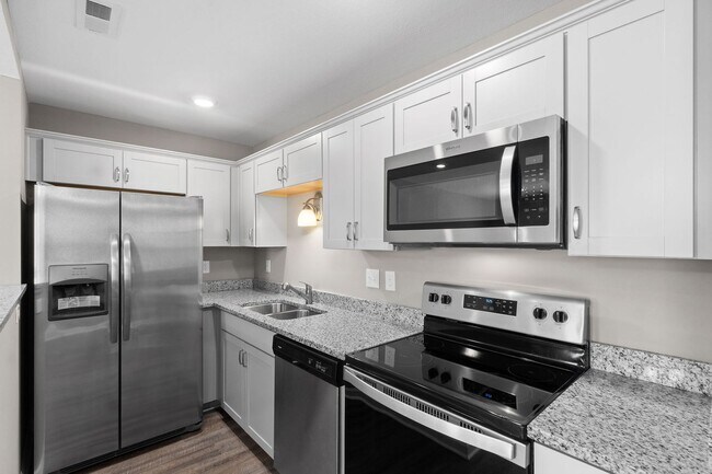 Building Photo - Two Bedroom with Garage on Exit 11!