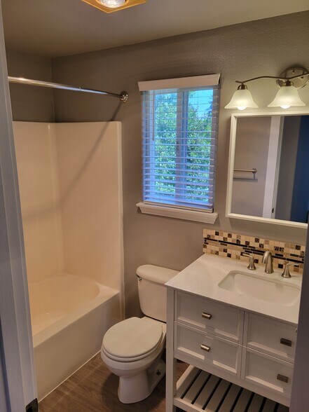 Upstairs Bathroom - 15503 NE 83RD ST