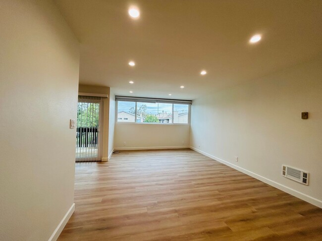 Building Photo - Newly Renovated Top Floor Two Bedroom Two ...