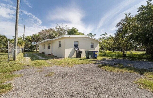 Building Photo - 708 N 14th St