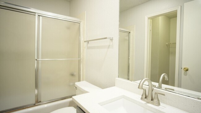 Building Photo - 2/2 Renovated Condo in Central Austin