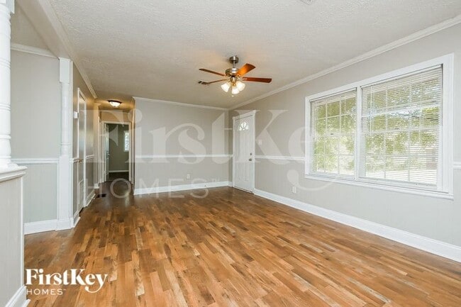 Building Photo - 8065 Huntington Dr