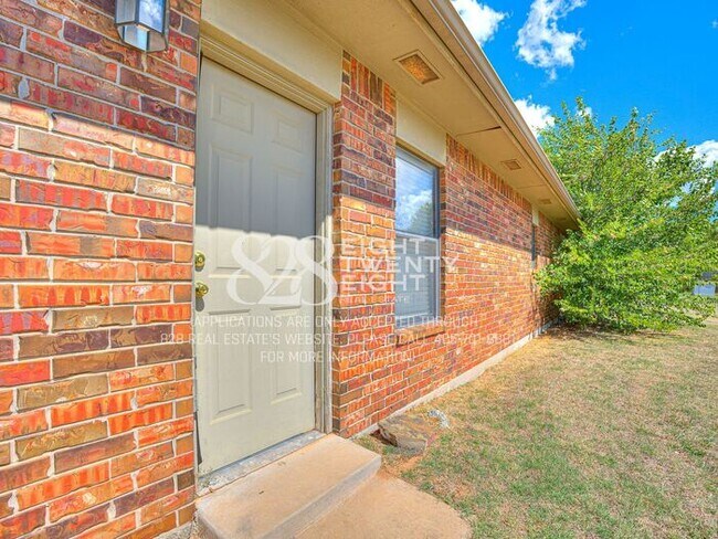 Building Photo - *AVAILABLE NOW!* CUTE 3 BED/2 BATH DUPLEX IN NORMAN!