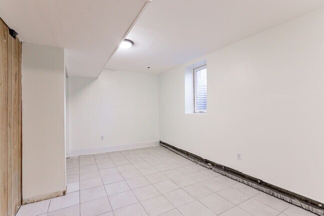 Building Photo - 2105 Como Ave