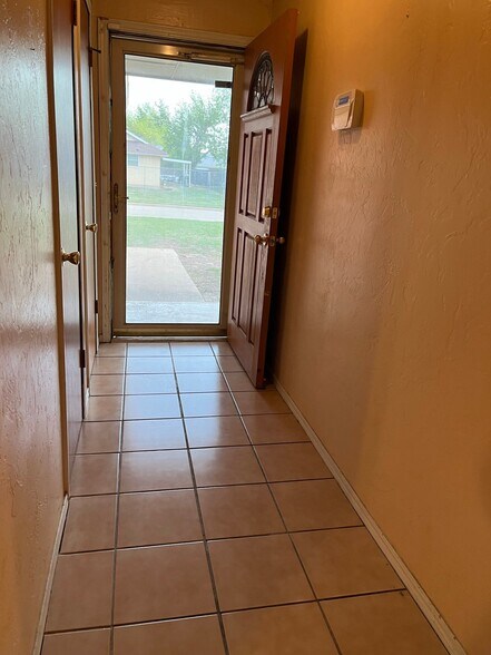 Building Photo - 4700 SE 42nd St