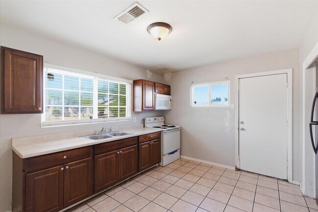 Building Photo - 2609 W Morten Ave