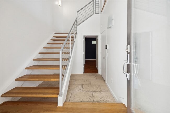 Building Photo - 5313 Lillian St