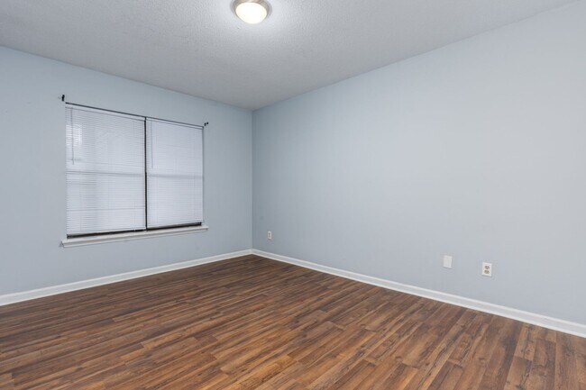 Building Photo - Charming 2 bedroom, 2 bathroom home locate...